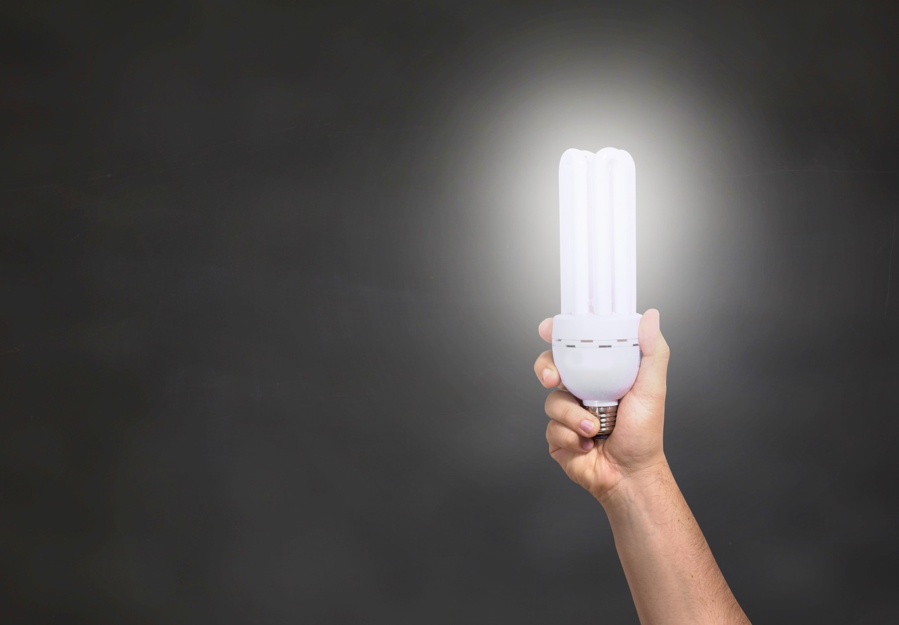 Sfeervolle slaapkamer met kleurveranderende led-lampen. Sfeervolle slaapkamer met kleurveranderende led-lampen.