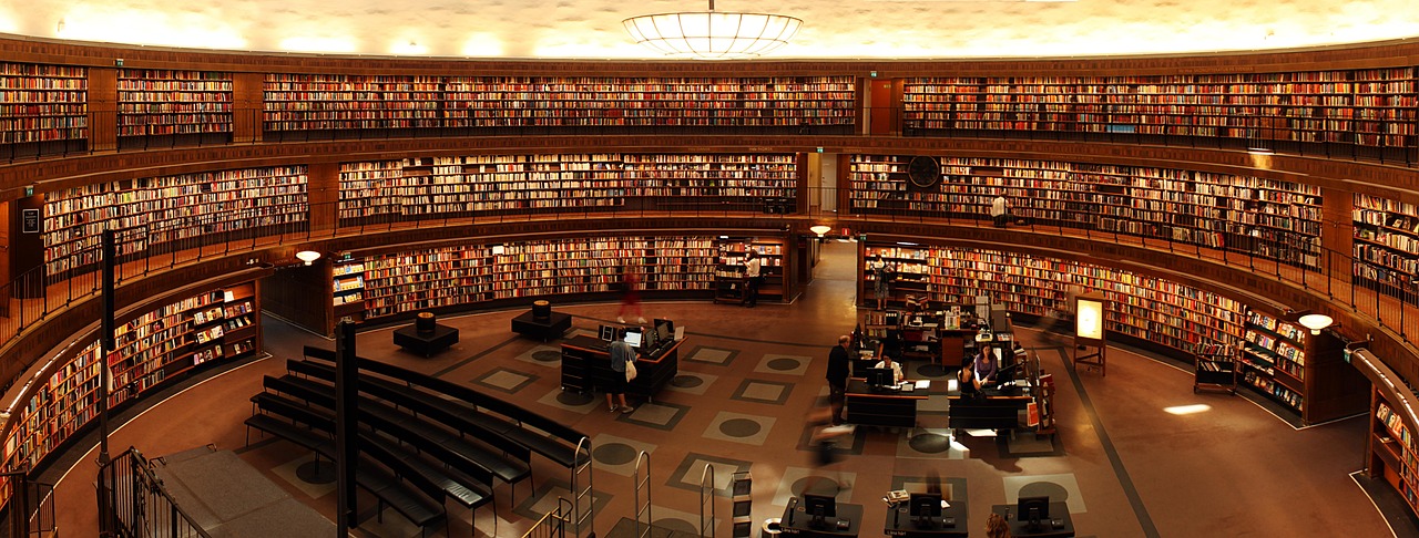 Kleine boekenplank vol met favoriete romans. Kleine boekenplank vol met favoriete romans.