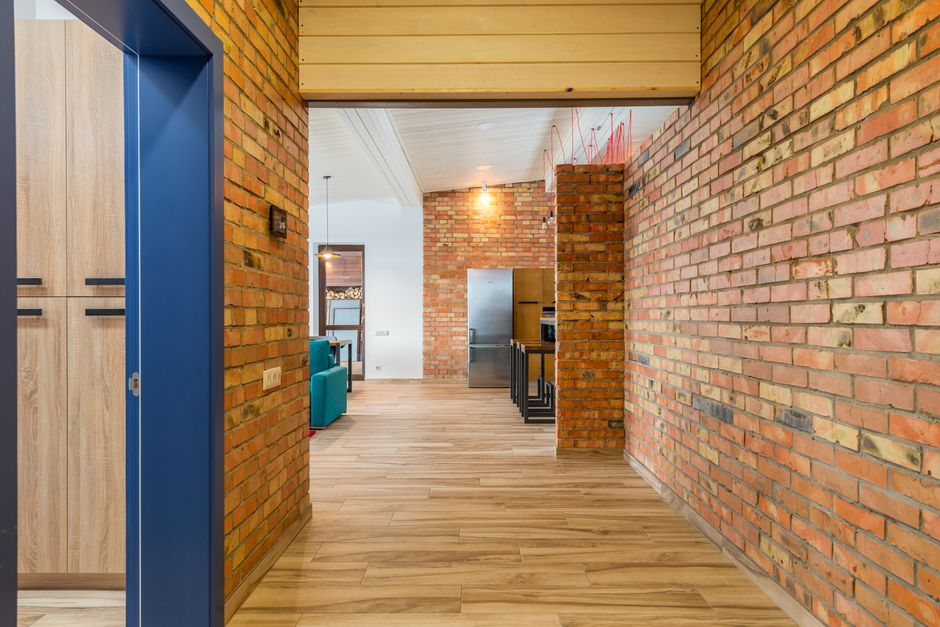 Woonkamer met bakstenen muur en planten. Woonkamer met bakstenen muur en planten.
