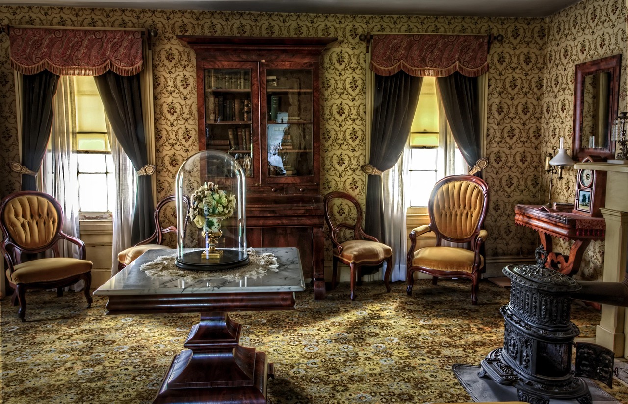 Lichtdoorlatende vintage gordijnen in een nostalgische eetkamer.