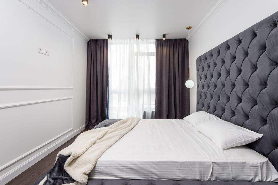 Gordijnen creëren elegante sfeer in leefruimte.