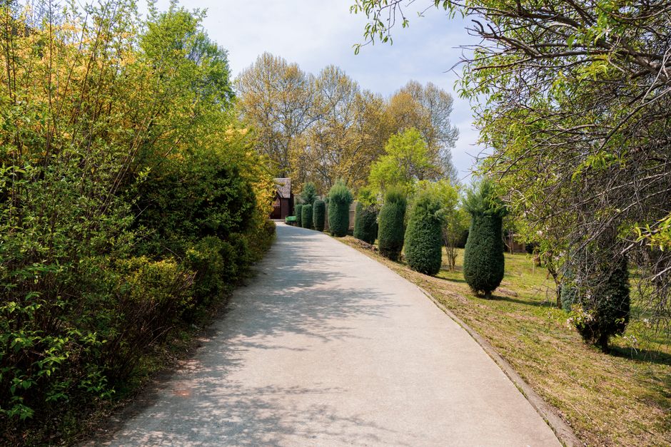 Tuinpad kunstwerk met geometrische mozaïek. Tuinpad kunstwerk met geometrische mozaïek.
