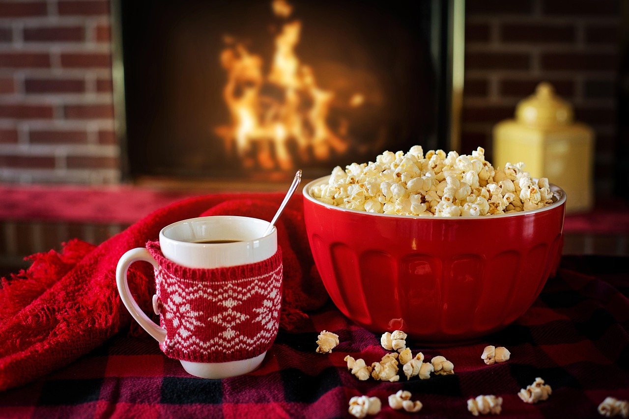 Scandinavische hygge inrichting met zachte dekens.