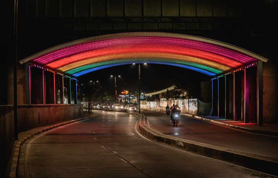Stijlvol interieur met opvallende regenboogkleuren.
