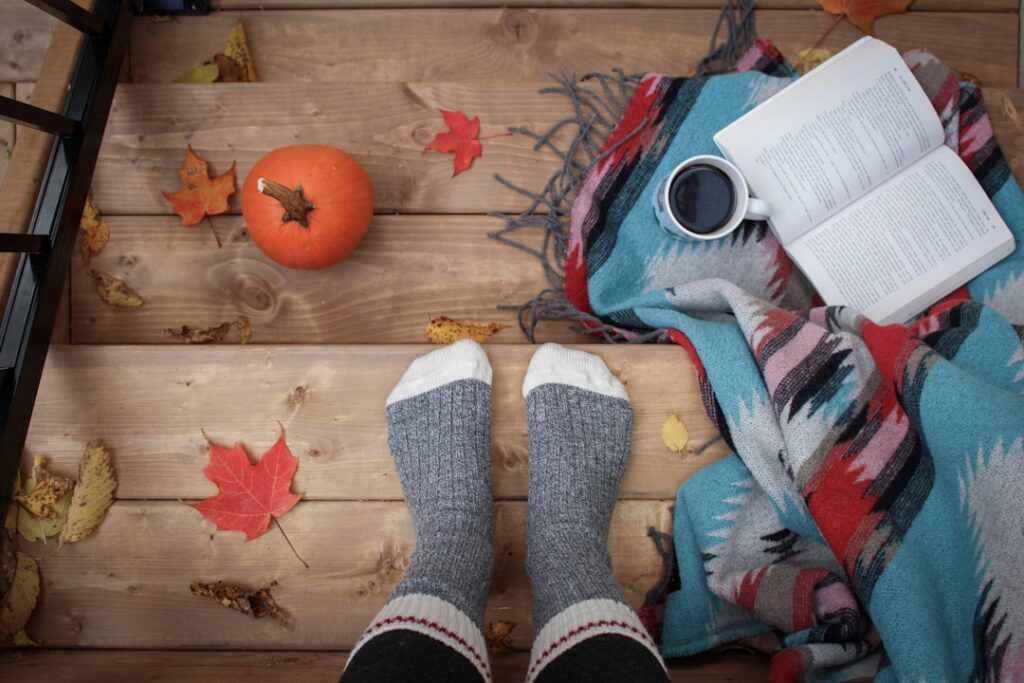 Fotobehang magie: herfstbladeren die de illusie van buiten geven