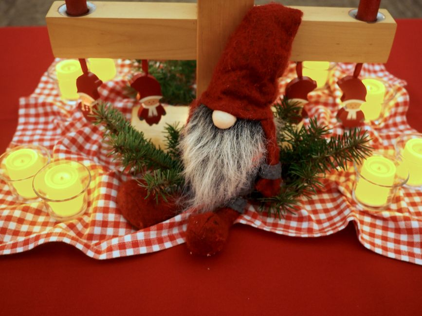 Gezellige herfsttafelsetting met kabouterbeelden en eikels. Gezellige herfsttafelsetting met kabouterbeelden en eikels.