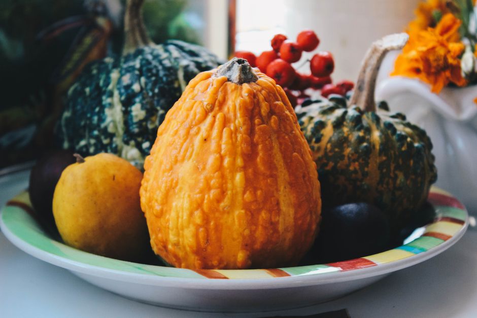 Dieprode bessen en feloranje steenfruit. Dieprode bessen en feloranje steenfruit.